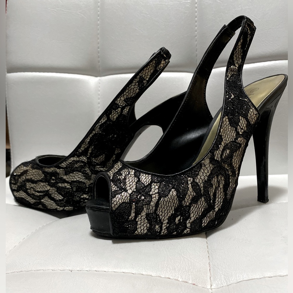 Beautiful and elegant. These shoes are perfect for the holiday season ❤️